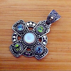 $128 Estate SUARTI BALI Cross   Marked Str  18K  BALI Indonesida